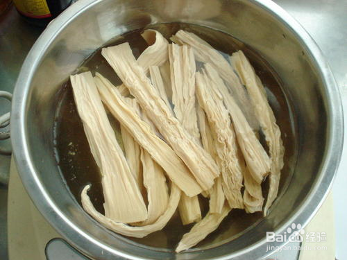 腐竹木耳炒肉的做法