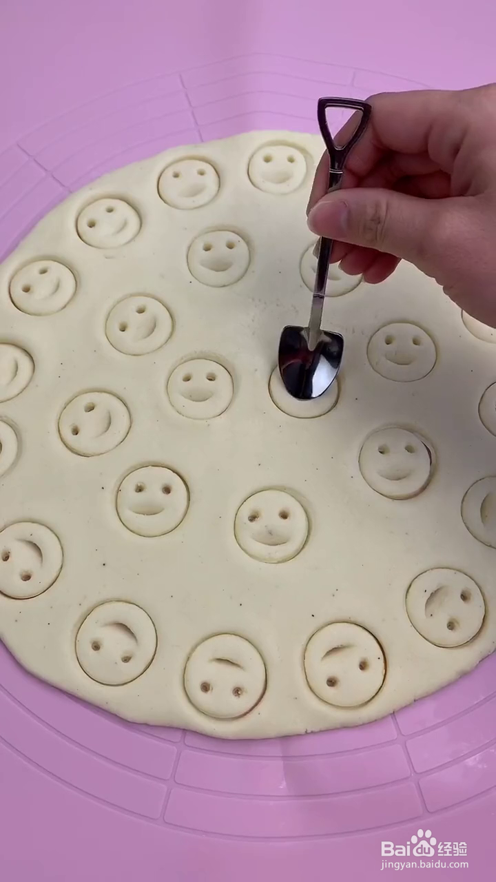 如何制作好吃的笑脸土豆小零食？