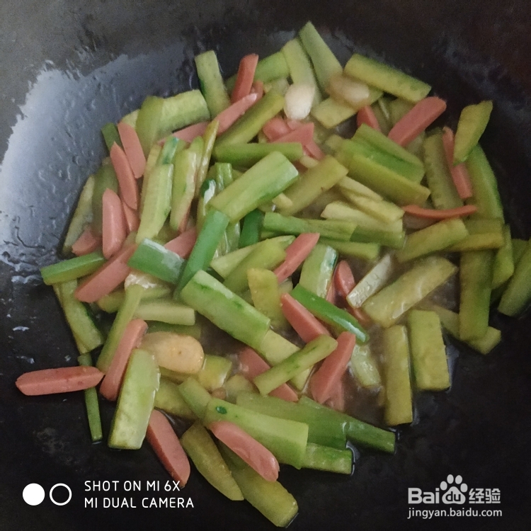 让人直流口水的烤肠炒黄瓜