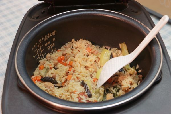 香菇鸡肉煲仔饭