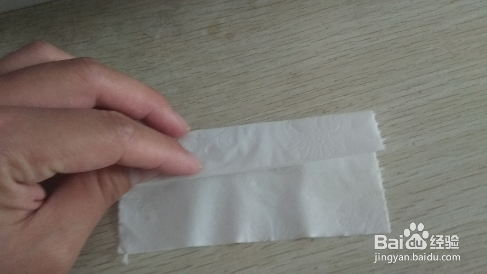 如何用一张长方形手纸做简易的中性笔的支架