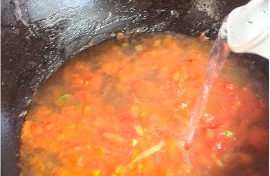 疙瘩汤中加入面粉的水是热水还是冷水