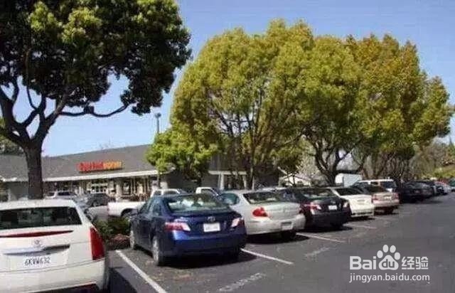 停车时倒车入库好，还是车头“扎”进去好？