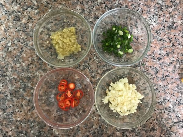 野山椒末蒸秋刀鱼