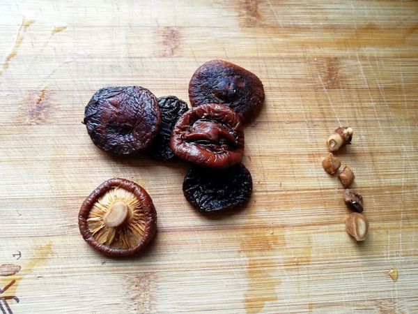 送荷叶香菇鸡粥