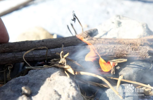 如何使用放大镜生火?