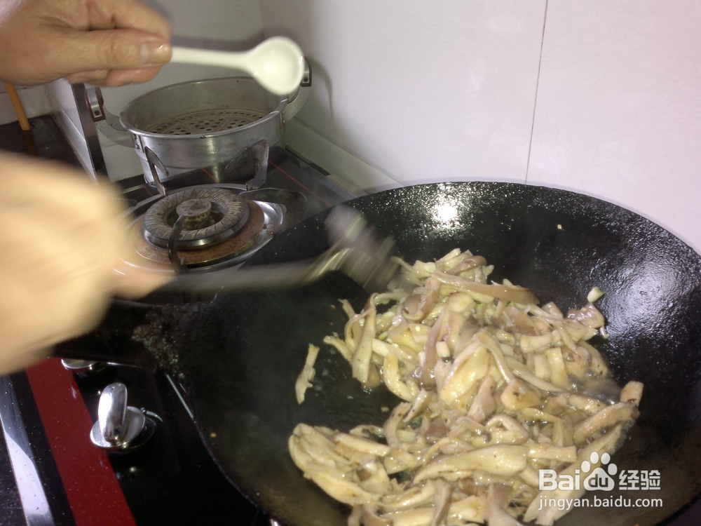 制作简单的下饭菜青椒平菇炒肉的做法