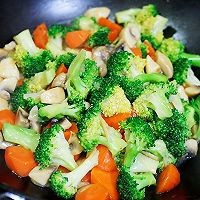 西兰花炒口蘑的做法