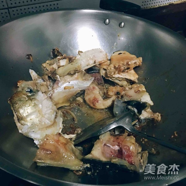 砂锅鱼头的做法