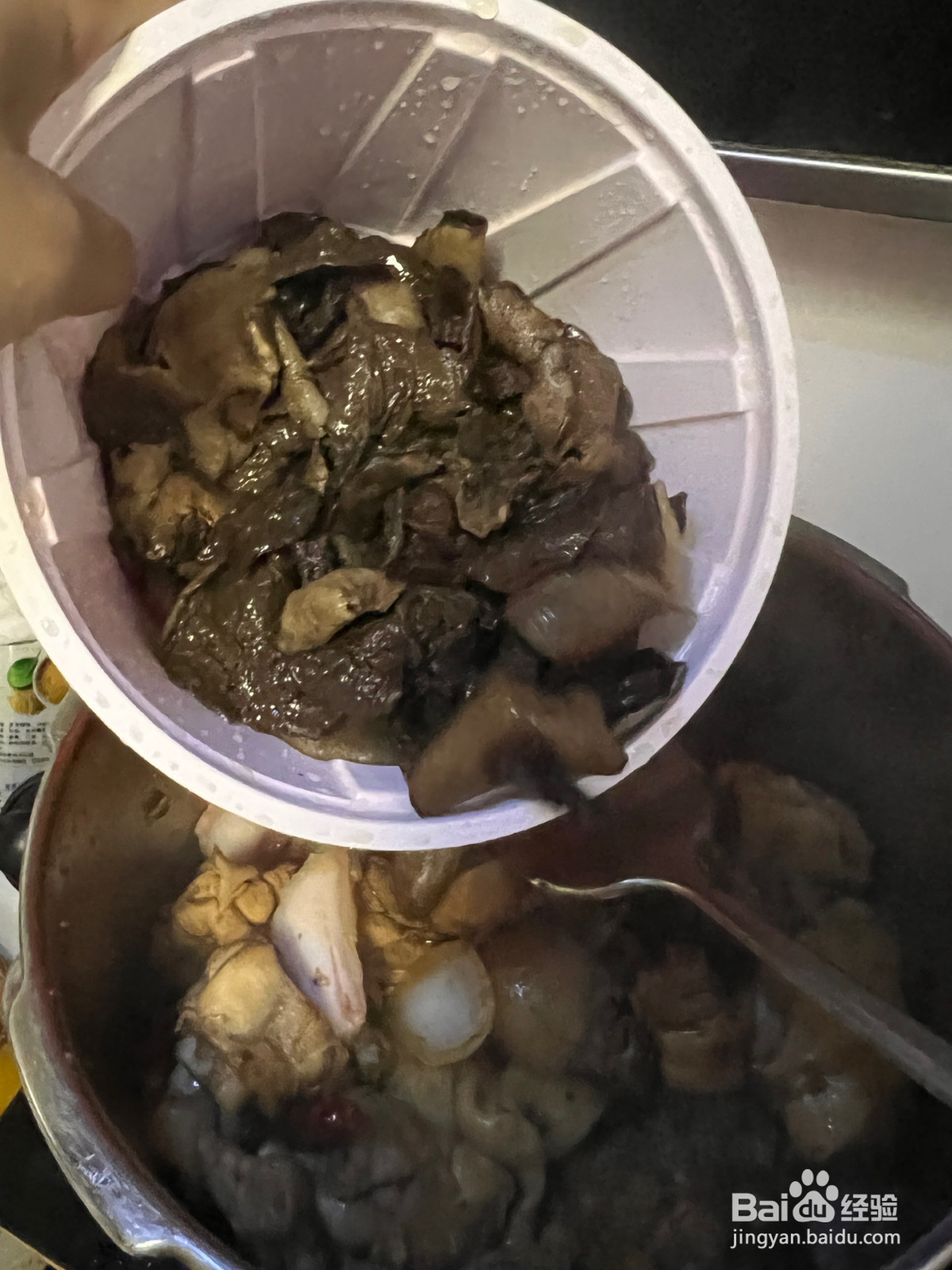 小鸡炖蘑菇香晕了的做法