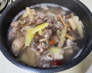 如何做滋补的羊肉煲?