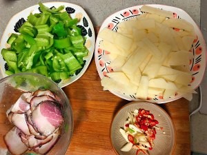 土豆片炒腊肉的美味做法