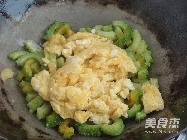鸡蛋炒苦瓜的做法