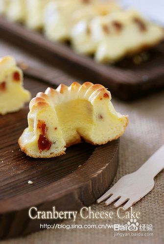 这是奶酪蛋糕呢。【蔓越莓奶酪花糕】