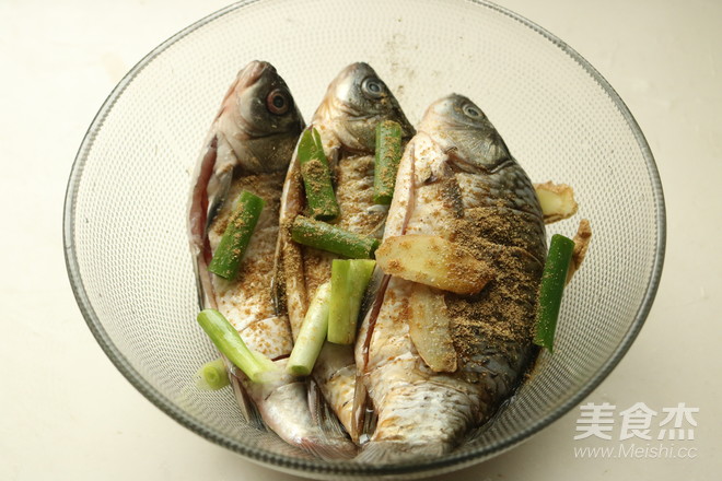 香酥鲫鱼的做法