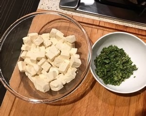 佳品香椿芽拌豆腐的做法