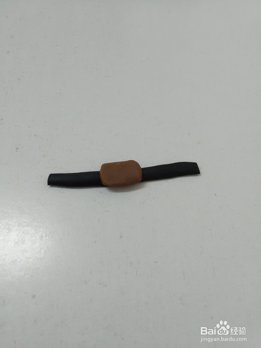 怎么用橡皮泥捏吃鸡头盔