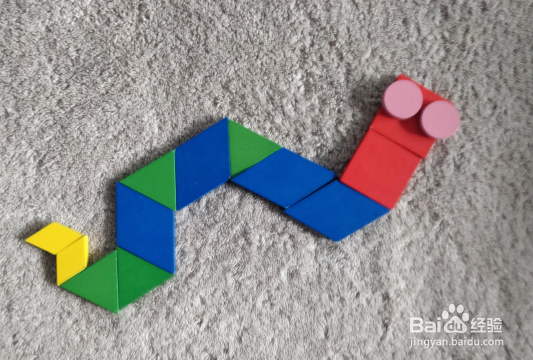 用蒙氏积木怎样拼一条吐芯子的蛇？