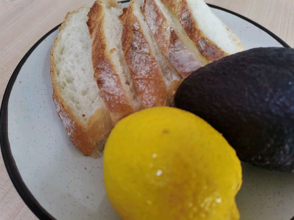 蜜瓜牛油果开放三明治