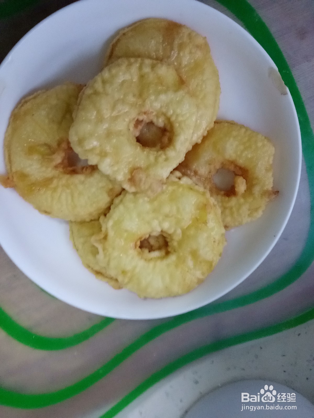 小朋友爱吃炸苹果圈