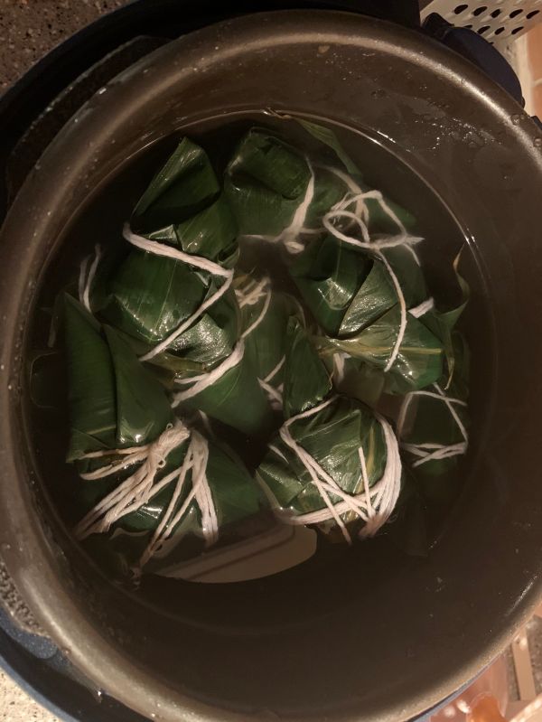 鲜肉咸蛋黄粽子
