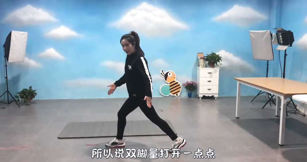 如何练习箭步蹲？