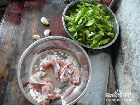 青椒炒鸡肉的做法