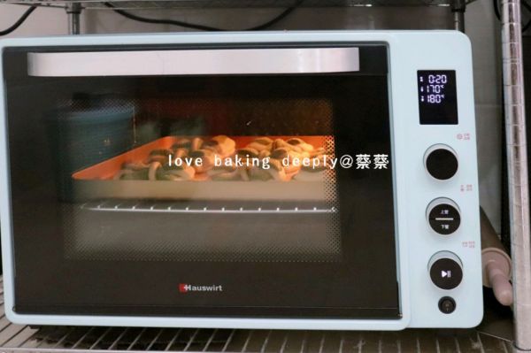 双色蝴蝶结面包