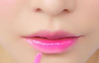 咬唇妆的五个化妆步骤详解