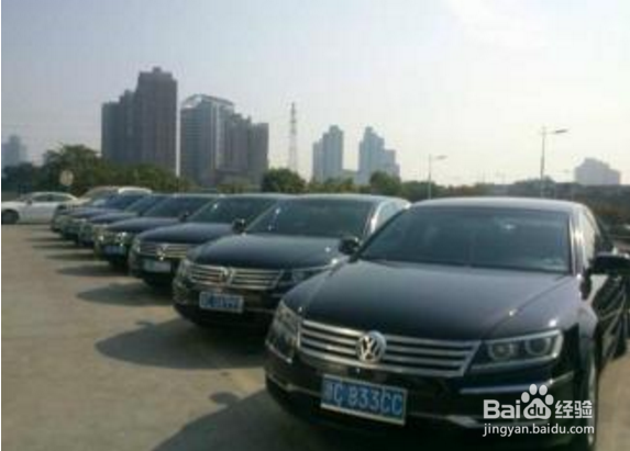 土豪迎亲迈巴赫后跟着九辆大众，众人惊呼不简单