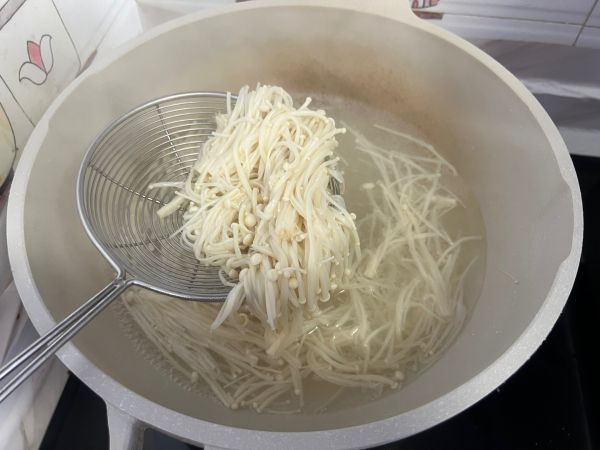 凉拌黄瓜金针菇