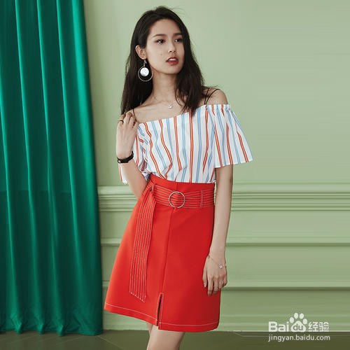 夏天开衩半身裙怎么搭配好看