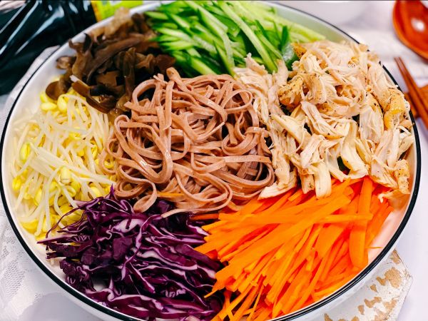 低脂低卡五彩鸡丝凉面