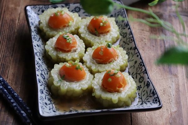 咸蛋黄肉末酿苦瓜