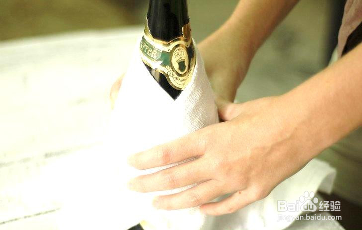 正确地倒一杯香槟酒