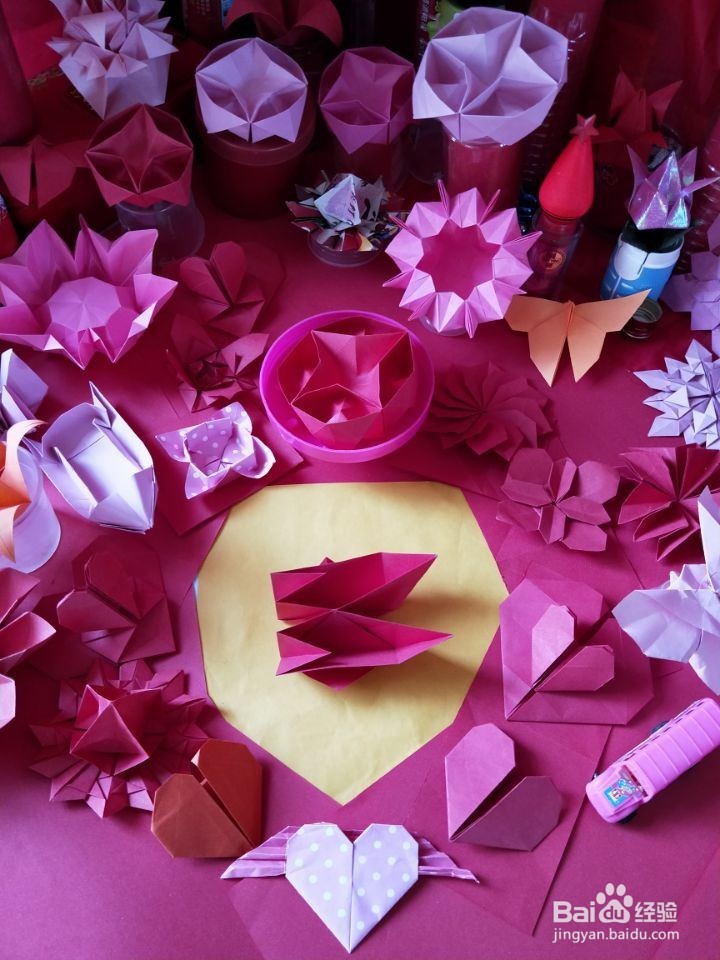 工艺美术馆：圆形多格彩盒。