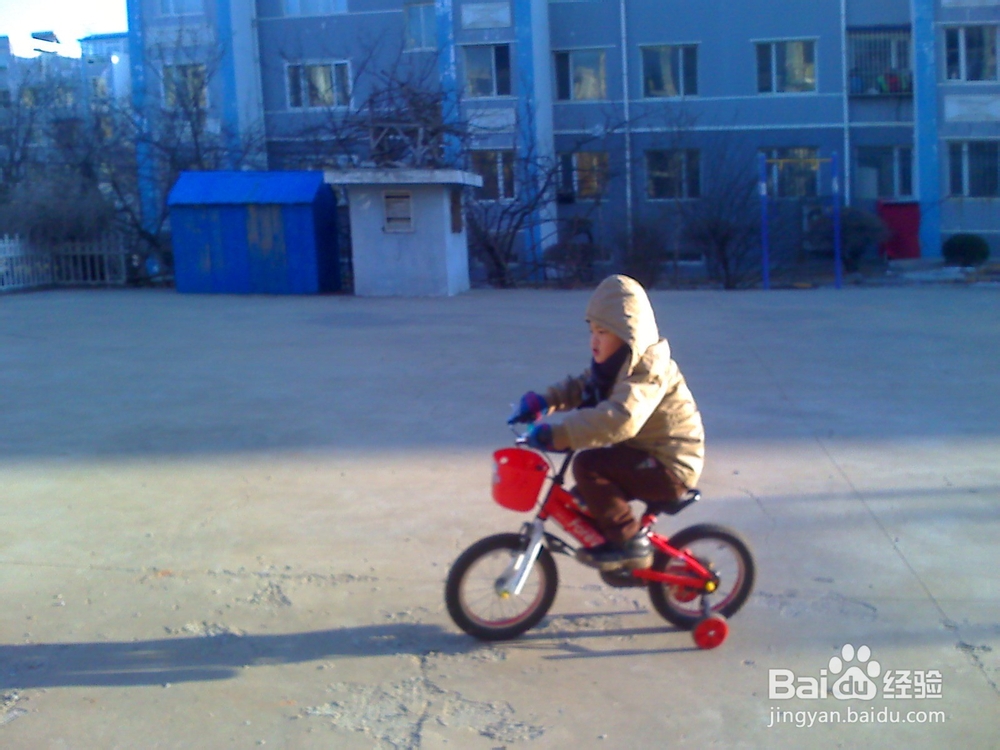 <b>6周岁的孩子学骑“自行车”</b>