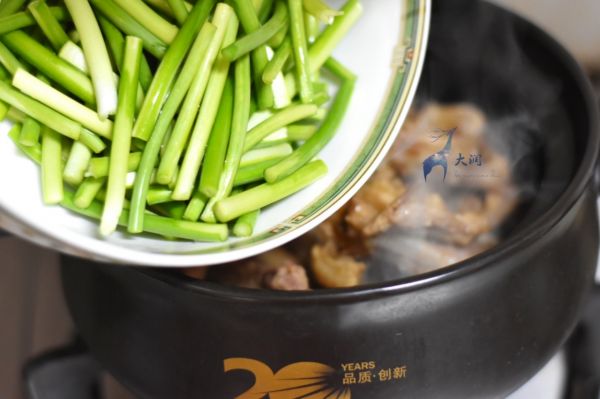 蒜台干锅鸭掌#食光社干锅鸭#