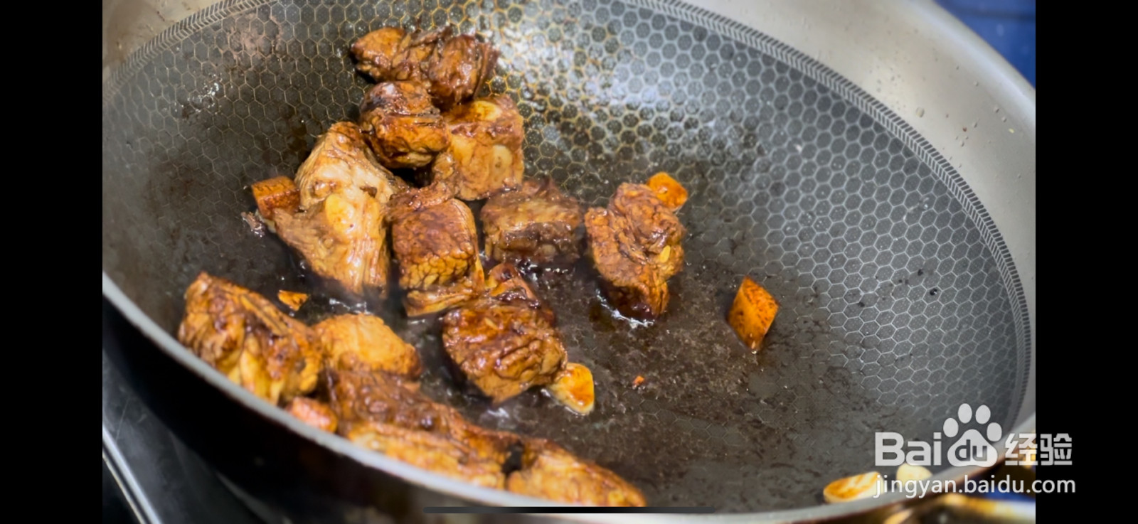 下饭菜土豆青椒焖排骨的做法