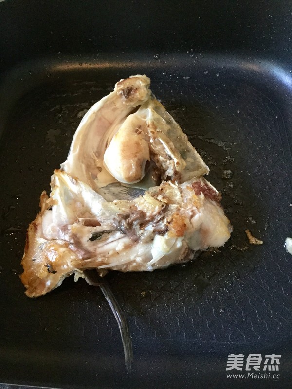 杂蔬鱼头汤的做法