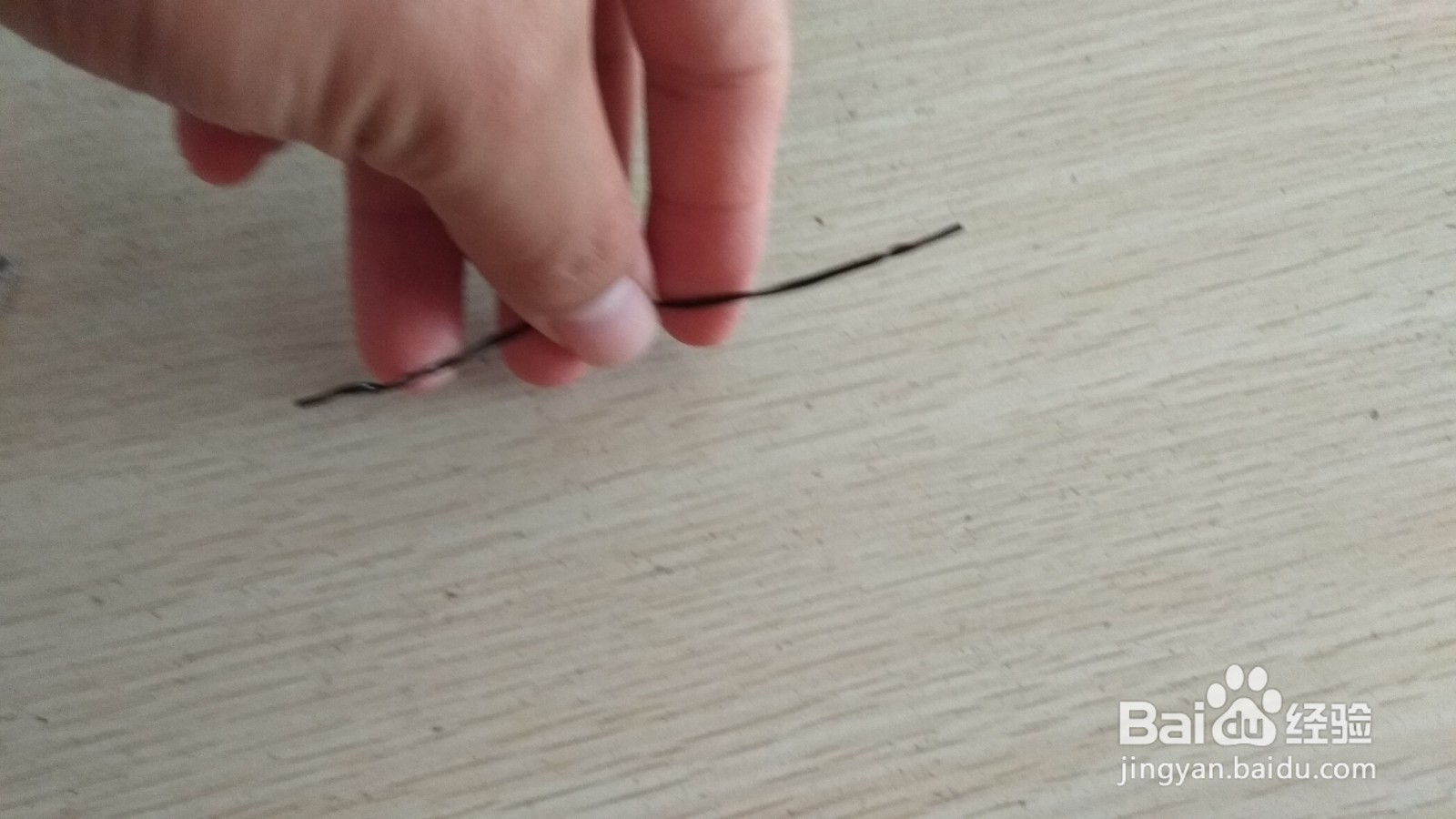 如何用数据线绑绳和别针做简易的中性笔支架