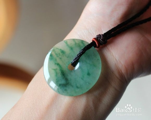如何根据肤色搭配翡翠