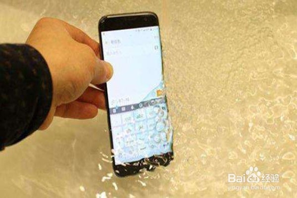 洗澡时苹果手机掉水里怎么办?