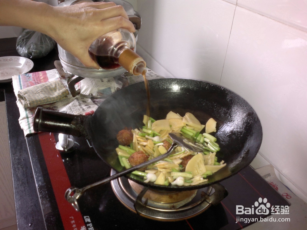 开春应季菜竹笋木耳炒蒜苗的做法