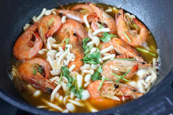 酸汤对虾海鲜菇