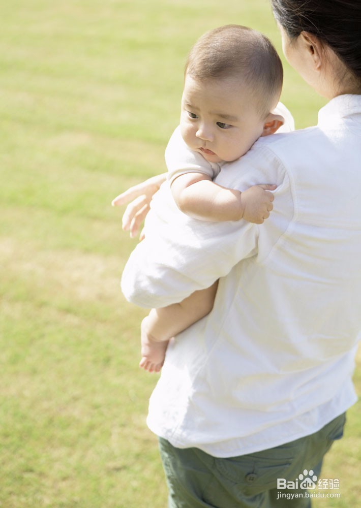 怎么抱三个月的宝宝不哭？