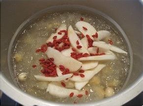 银耳莲子雪梨羹