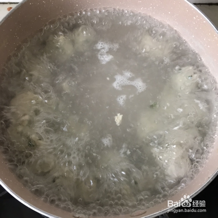宝宝也爱吃的丸子菠菜木耳汤