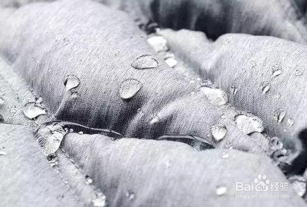 口红蹭到羽绒服上怎么洗