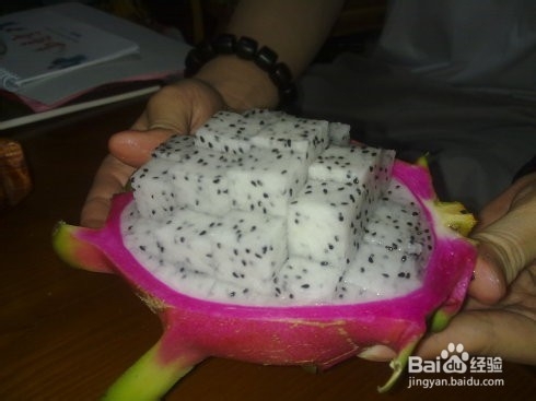 怎么样吃火龙果更方便的小窍门